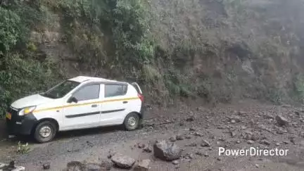 नैनीताल: हनुमानगढ़ के समीप बोल्डर गिरने से कार हुई क्षतिग्रस्त, यातायात भी हुआ प्रभावित
