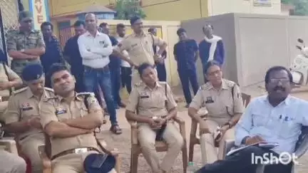 गुरूर: शासकीय प्राथमिक शाला बोहारा को मर्ज करने के बाद 2 गांव का माहौल बिगड़ा, अधिकारियों द्वारा समझाइश के बाद हटाया शामियाना