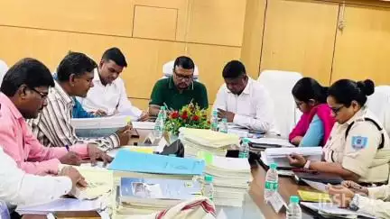 मेदिनीनगर (डालटनगंज): परिसदन में लोक लेखा समिति की महत्वपूर्ण समीक्षा बैठक संपन्न, विकास कार्यों और योजनाओं की हुई समीक्षा