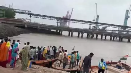 જાફરાબાદ: ૮૯ ગ્રામ પંચાયત પર ચૂંટણી પ્રક્રિયાનું મતદાન:જાફરાબાદના શિયાળ બેટ ટાપુમાં બોટ પર સવાર થઈ મતદારોની મોટી ભીડ જોવા મળી
