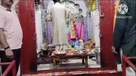 बांधवगढ़: जय स्तंभ स्थित मां वैष्णो देवी मंदिर में पुजारी ने विधि-विधान से की आरती
