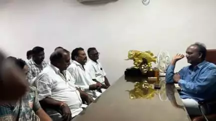 పందిళ్ళపల్లిలో తన స్వగృహం నందు కాంగ్రెస్ పార్టీ నాయకులు, కార్యకర్తలతో సమావేశమైన మాజీ ఎమ్మెల్యే ఆమంచి కృష్ణమోహన్
