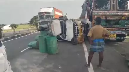 ఎస్ ఎల్ గుడిపాడు వద్ద ఆగి ఉన్న లారీని ఢీకొట్టిన బొలెరో వ్యాన్‌, క్షతగాత్రులను నరసరావుపేట ఆస్పత్రికి తరలించిన స్థానికులు