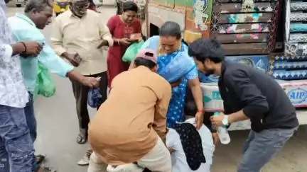 గోకవరం వెళ్లే మార్గంలో లయన్స్ కంటి ఆస్పత్రి సమీపంలో లారీ అడ్డు రావడంతో బైక్‌ కిందపడి వ్యక్తికి తీవ్ర గాయాలు