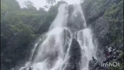 सावंतवाडी: आंबोलीत वर्षा पर्यटनासाठी पर्यटकांची मोठी गर्दी, सावंतवाडी पोलिसांतर्फे चोख नियोजन