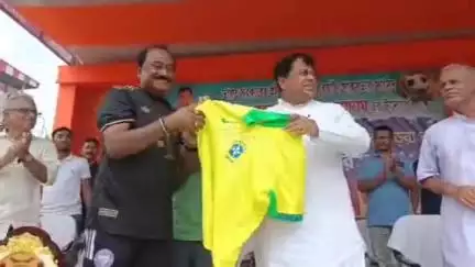 বালুরঘাট: জেলার খুদে ফুটবল খেলোয়ারদের প্রতিভা আন্তর্জাতিক স্তরে পৌঁছে দিতে বালুরঘাটে প্রতিভা অন্বেষণ শিবির করলেন মন্ত্রী