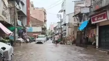 શિનોર: શહેરમાં મેઘરાજાની ધમાકેદાર એન્ટ્રી, પવન સાથે વરસેલા વરસાદે રોડ રસ્તા કર્યા પાણી પાણી