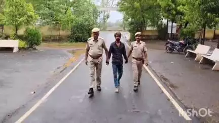 प्रतापगढ़: NDPS एक्ट के मामले में 10 माह से फरार चल रहे ₹1000 के इनामी आरोपी को रठांजना पुलिस ने किया गिरफ्तार