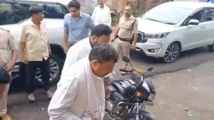 झाझा: सिमुलतला पहुंचकर सांसद गिरिधारी यादव ने अजीत सिंह से मिलकर जताया दुख