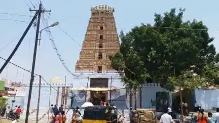 రాయదుర్గం: పట్టణంలో ప్రసిద్ధి చెందిన శ్రీ ప్రసన్న వెంకటరమణ స్వామి ఆలయ అర్చకత్వంపై కొనసాగుతోన్న వివాదం