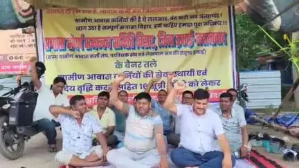 जहानाबाद: आवास सहायकों समेत आवास कर्मियों की अनिश्चितकालीन हड़ताल शुरू, कारगिल चौक पर धरना देकर रखी अपनी बात