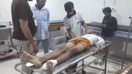 मुरैना नगर: जौरा कस्बे में अज्ञात वाहन की टक्कर से पलटा ई-रिक्शा, दो दोस्त हुए घायल