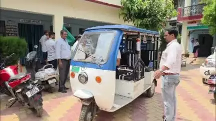 बागेश्वर: नगर पालिका परिषद बागेश्वर से आज एक और ई-रिक्शा को हरी झंडी दिखाकर किया गया रवाना