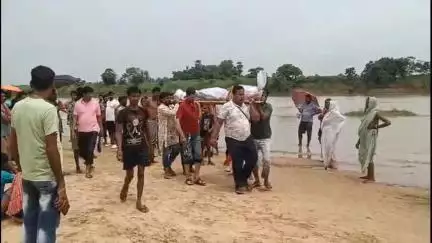 কেতুগ্রাম ১: রিলস বানাতে গিয়ে বিপত্তি, কাঁকুরহাটিতে অজয় নদীতে তলিয়ে যাওয়া দুই বন্ধুর মধ্যে উদ্ধার হল এক কিশোরের মৃতদেহ