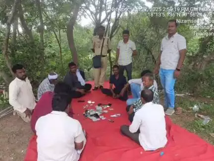 నిజాంసాగర్: నిజాంసాగర్ ప్రాజెక్టు శివారులోని పేకాట స్థావరంపై పోలీసుల దాడి