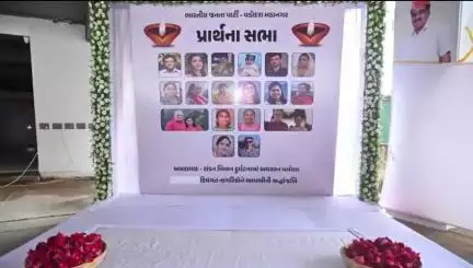 વડોદરા ઉત્તર: અમદાવાદ પ્લેન દુર્ઘટનામાં અવસાન પામનાર લોકોને શહેર ભાજપા કર્યાલય ખાતે પ્રાર્થના સભા યોજીને શ્રદ્ધાંજલિ અપાઈ