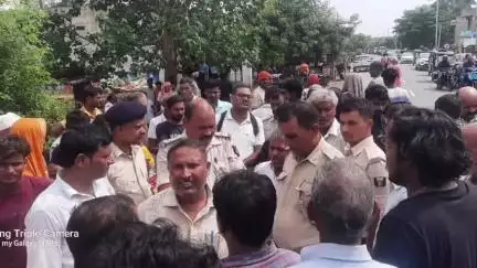 शेखोपुर सराय: शेखोपुर थाना क्षेत्र में सड़क हादसे के बाद ग्रामीणों ने किया सड़क जाम, मुआवजा और ब्रेकर की मांग