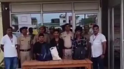 मुगलसराय: मानस नगर पोखरे के पास पुलिस ने तीन तस्करों को अवैध शराब के साथ किया गिरफ्तार