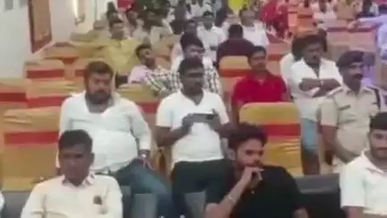 मुशहरी: न्यू जीरोमाइल के एक होटल में युवा राजद द्वारा बैठक का आयोजन