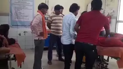 एटा: शिकोहाबाद रोडगांव गंगनपुर समीप वाहन बचाने के कारण ई-रिक्शा अनियंत्रित होकर पलटा, ई-रिक्शा में सवार युवक गंभीर घायल