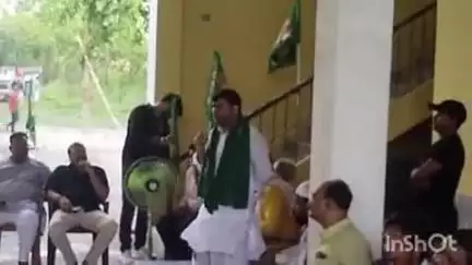 महुआ: महुआ विधायक मुकेश रोशन ने महुआ थाना क्षेत्र में राजद कार्यकर्ताओं के साथ बैठक कर कई मुद्दों पर चर्चा की