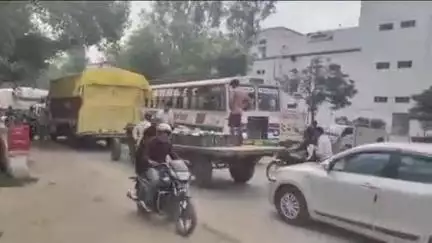 नगर के गढ़ हाईवे मार्ग पर लगा भीषण जाम, गर्मी में राहगीर घंटों रहे परेशान