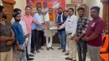उचेहरा: मैंहर में माँ कर्मा देवी मंदिर का निर्माण कराने पर साहू समाज ने विधायक श्रीकांत चतुर्वेदी का किया सम्मान