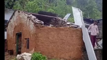 बागेश्वर: बागेश्वर में लगातार हो रही भारी बारिश और तूफान के कारण अनेरिया में एक गौशाला की छत टूटी