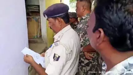 पुरैनी: पुरैनी थाना क्षेत्र: कडामा कैंप पुलिस ने औराय में दो आरोपियों के घर ढोल बजवाकर इश्तहार चस्पा किया