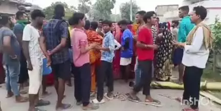 महुआ: महुआ थाना क्षेत्र के मिर्जा नगर में तेज रफ्तार वाहन की टक्कर से महिला की मौत, परिजनों में कोहराम