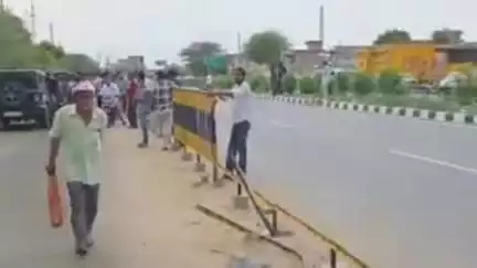 लक्ष्मणगढ़: लक्ष्मणगढ़ सीकर हाईवे पर थार गाड़ी को कार ने मारी टक्कर, टला बड़ा हादसा