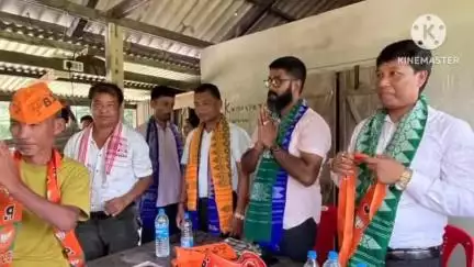তামুলপুৰ: কুমাৰপাৰা গাঁৱত প্ৰায় শতাধিক পুৰুষ-মহিলাই এম চি এল এ ৰ উপস্থিতিত ভাৰতীয় জনতা পাৰ্টীত যোগদান কাৰ্যসূচী