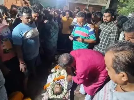 চণ্ডীতলা ২: হুগলির বেরাবেরি তৃণমূল যুব কংগ্রেসের ১৪ নম্বর বুথের সভাপতি অনির্বাণ দত্তের প্রয়োজনে তার প্রতি শ্রদ্ধা জানালেন মন্ত্রী