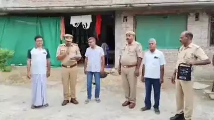 सकलडीहा: डीएम व एसपी के आदेश पर करजरा गांव में अनाउंस कर अपराधी नरेंद्र सिंह को 6 माह के लिए जिला बदर किया गया