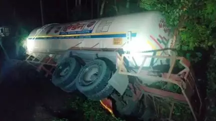 কালচিনি: মেন্দাবাড়ি এলাকার জাতীয় সড়কের দুটি গাড়ির মুখোমুখি সংঘর্ষে আহত দুজন