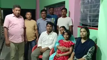 কালীগঞ্জ: কালিগঞ্জের মোলান্দি গ্রামে স্বাধীনতা পরবর্তী প্রথম ডাক্তারি পড়ার সুযোগ পেল রাশেদুল মামুন, খুশি গ্রামের মানুষ