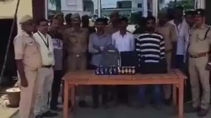 मुगलसराय: लोको कॉलोनी के पास से तीन शराब तस्कर गिरफ्तार, अवैध शराब बरामद, यूपी से बिहार ले जा रहे थे