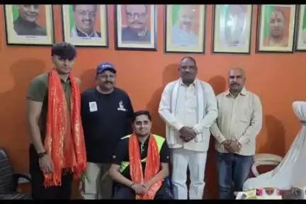 बलरामपुर: अंतर्राष्ट्रीय पैराएथलीट और टेबल टेनिस खिलाड़ी हर्षवर्धन मणि दीक्षित का सदर विधायक पलटूराम ने किया स्वागत, दी शुभकामनाएं