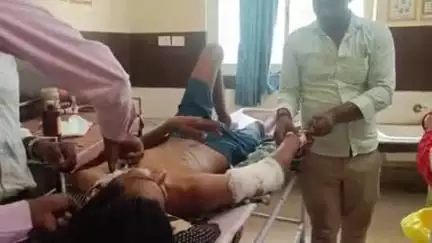 लालगंज: वर्मा नगर चौराहे के पास अज्ञात वाहन की टक्कर से घायल युवक का ट्रामा सेंटर में चल रहा है इलाज