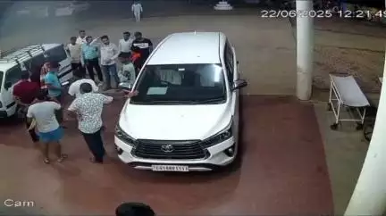 पेण्ड्रा रोड गौरेला: जिला अस्पताल के सलाहकार ने विधायक प्रतिनिधि एवं सुरक्षा गार्ड से की अभद्र गाली-गलौज और मारपीट, CCTV वीडियो हुआ वायरल