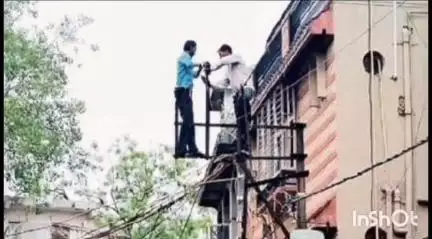 राघोगढ़: राघोगढ़ के बाज़ार में बिजली के तारों पर गिरी आकाशीय बिजली, आइसक्रीम विक्रेता गंभीर रूप से घायल