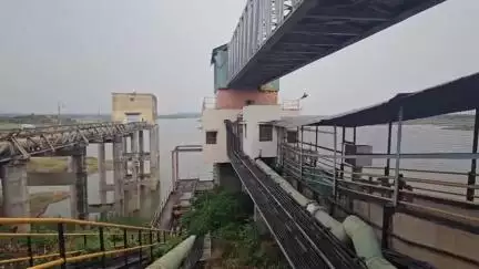भदेसर: भदेसर के घोसुंडा बांध की पुलिया पार करते समय पानी में बहा युवक, होटल स्टाफ ने बहादुरी से बचाई उसकी जान
