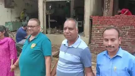 चक्रधरपुर: नशा मुक्ति अभियान को लेकर नगर परिषद कार्यालय के पास अधिकारियों व महिला समूह ने बनाई जागरूकता श्रृंखला