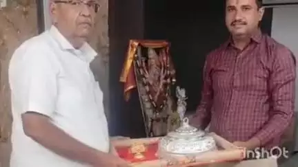 દાંતા: રાજકોટના ભક્ત દ્વારા અંબાજી મંદિરમાં સોના ચાંદીના દાગીના સહિત રોકડ રકમ ભેટમાં અર્પણ કરાઈ.