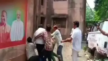 फर्रुखाबाद: डॉ राम मनोहर लोहिया अस्पताल परिसर में बिजली कर्मियों और स्वास्थ्य कर्मियों के बीच हुई मारपीट, फोटो वायरल