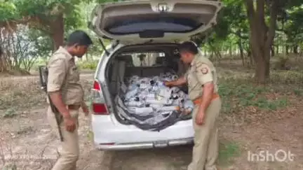 सलेमपुर: मानिकपुर बगीचे में लावारिस खड़ी इनोवा कार से पुलिस ने 221 बोतल अवैध अंग्रेजी शराब बरामद की