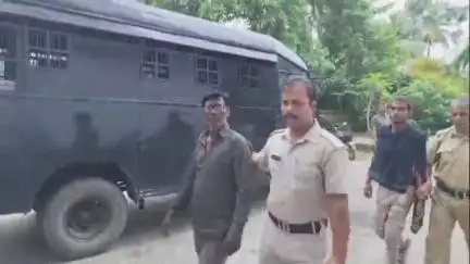 কাকদ্বীপ: জমি সংক্রান্ত বিবাদের জেরে প্রতিবেশীকে মারধরের ঘটনায় গ্রেফতার ২ কাকদ্বীপ এলাকার ঘটনা আজ আদালতে পেশ করলো