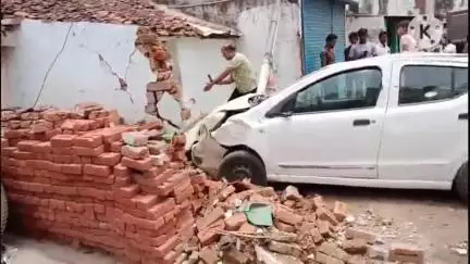 पथरिया: तेज रफ्तार ट्रक ने शनि मंदिर के सामने कार और दीवार को रौंदा