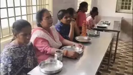 தண்டையார்பேட்டை: இரட்டை குழி தெரு பார்வையற்றோர் இல்லத்தில் தவெக நிறுவன தலைவர் விஜய்யின் பிறந்த நாளை முன்னிட்டு அன்னதானம் வழங்கிய கட்சியினர்