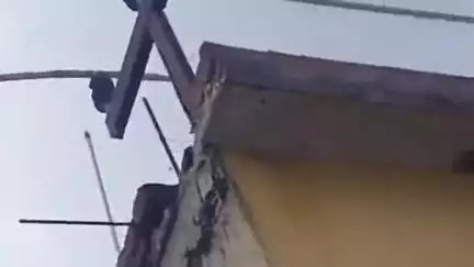 गोला: उपनगर गोला के वार्ड नंबर 6 में छत के ऊपर से गुजर रही हाईटेंशन करंट की चपेट में आई महिला, तीन उंगलियां जलीं